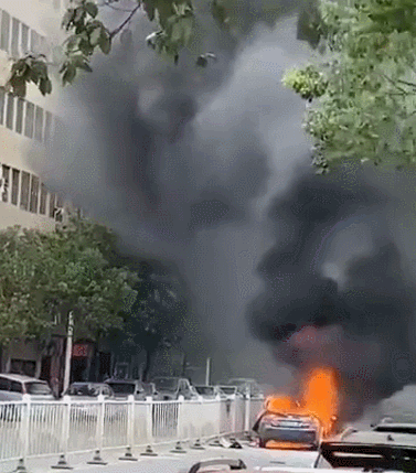 吓人！东莞一轿车行驶中突发爆炸，烧得只剩车架，原因竟是它！