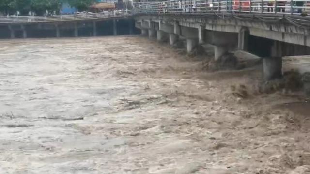 四川达州突发暴雨，多辆汽车被淹 ，当地居民：有人来提醒不要到河边去