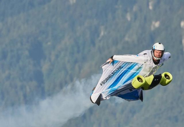 宝马助力特技运动员完成NEXTGen 2020电动翼装飞行挑战