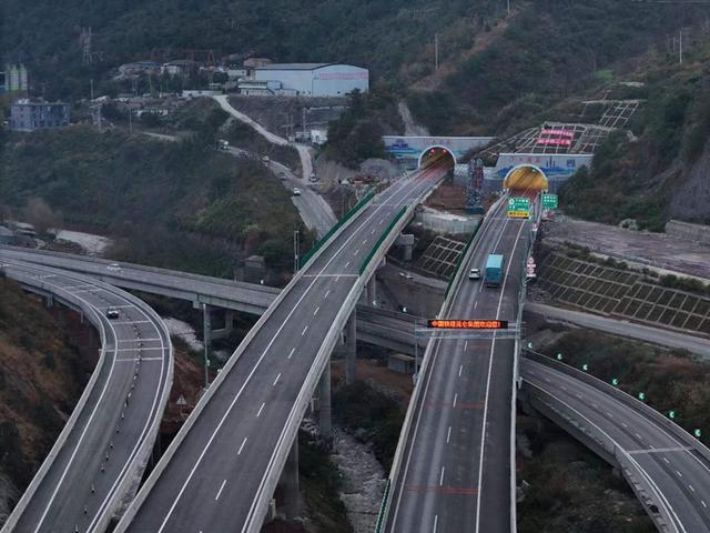 云南：新楚大高速公路主线全线通车