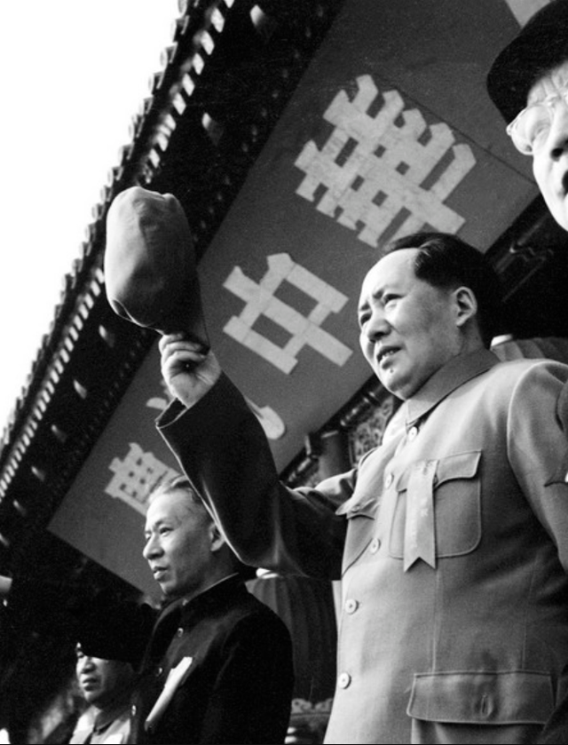 尼克松访华，外媒评论打白旗到北京，毛主席得知立即作出两项决定