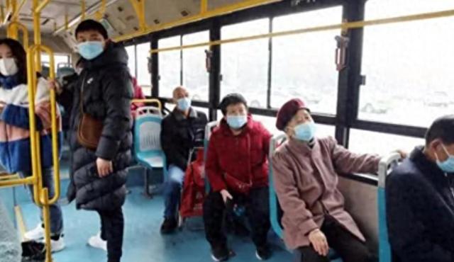 人性有多邪恶？四川公交司机抱残疾老太上车，最后被逼下跪哀求！