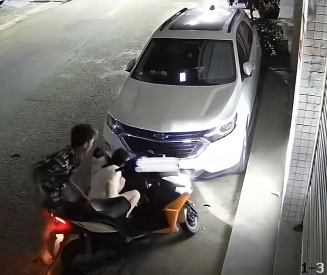 广州一对情侣骑电动撞上路边车辆，女子“隔空”道歉后两人离开
