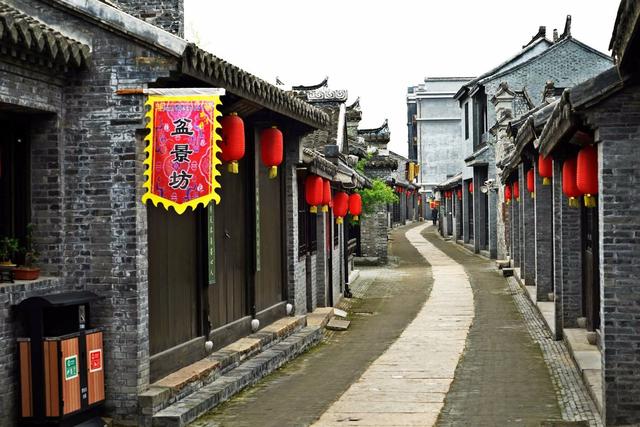 江苏东台、宝应、兴化都辖有一个“安丰镇”，而且都是历史古镇