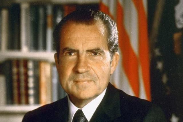 尼克松访华，外媒评论打白旗到北京，毛主席得知立即作出两项决定