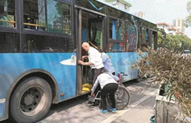 人性有多邪恶？四川公交司机抱残疾老太上车，最后被逼下跪哀求！