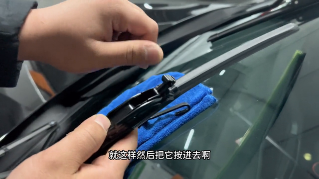 专车专用逸卡雨刮器，这条视频详细解说了雨刮器更换全过程