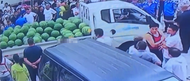 司机在超市门口卸西瓜，被城管当做占道经营扣押车辆：先扣了再说
