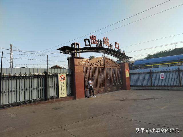 富裕陕北府谷竟没有高铁和滴滴打车，火车出站口这么小，惊讶到了