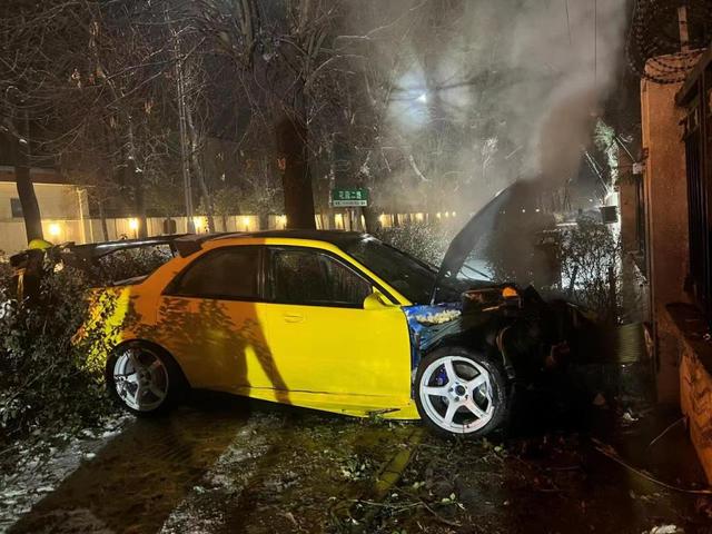 雪天路滑，北京顺义一小轿车撞墙起火！消防紧急救援
