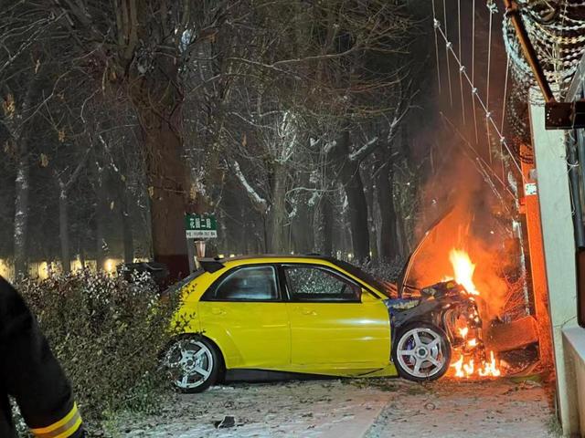 雪天路滑，北京顺义一小轿车撞墙起火！消防紧急救援