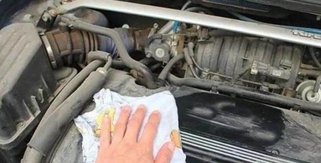 如何清理发动机上的灰尘？修车师傅：别用毛巾擦，这样做
