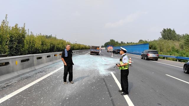 高速现场： 货车爆胎，满车的玻璃碎了一路