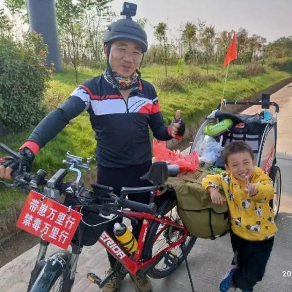 湖南父亲带4岁儿子骑行8个多月，行程超5千公里！沿途宣传禁毒