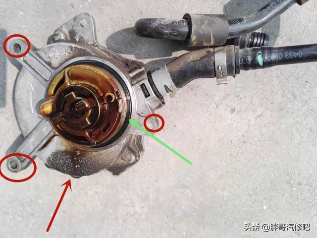 奥迪发动机漏油，刹车真空泵维修，热车启动困难更换碳罐电磁阀