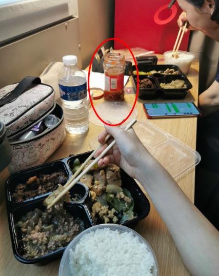 蔚来CEO李斌妻子被指炫富后，晒出日常三宝：盒饭、老干妈、辣条