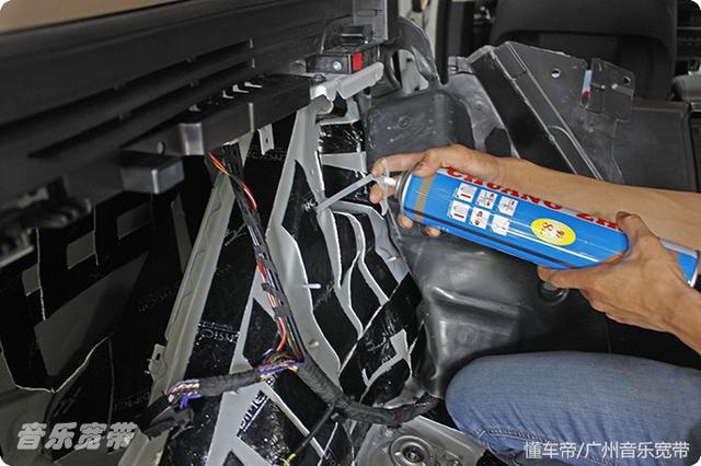 广州新款宝马X5音响也能这样改装 门板切割倒模