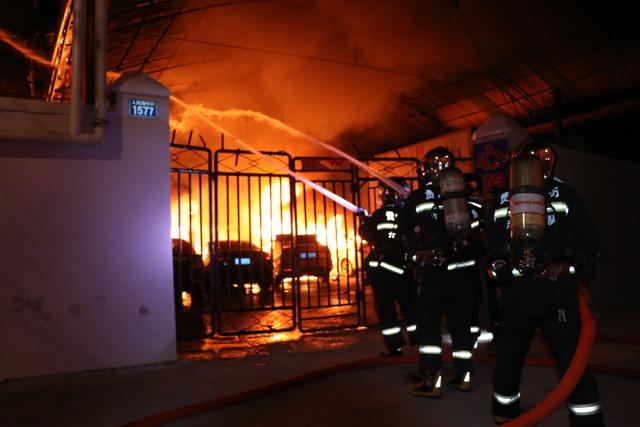 修理厂深夜起火 六盘水消防紧急救援