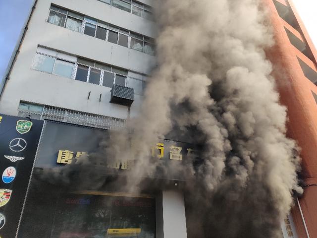 深圳一汽修店烤漆房起火，一辆汽车被烧毁，浓烟滚滚疑自燃