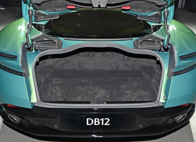 燃油车里永远的神，阿斯顿马丁DB12双涡轮V8 4.0T，马力很强