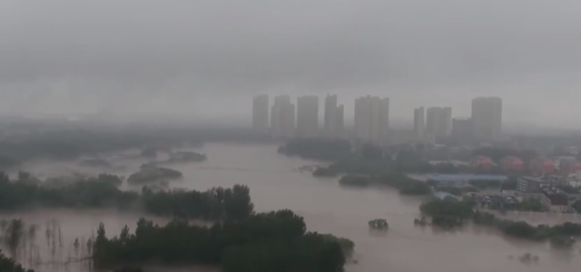 最新！河北涿州形势严峻！北京：140年来最大降雨！大量汽车被淹，保险赔吗？专家：保费或上涨…