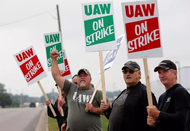 15万美国汽车工人集体罢工！要求涨薪40%，每天工资必须2730元！