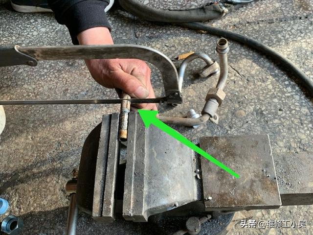 汽车空调管道漏制冷剂，师傅修理好旧管道，而不是直接换新管道