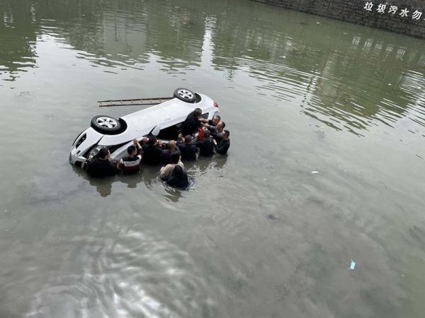 轿车坠河，9人跳水救了一家四代人