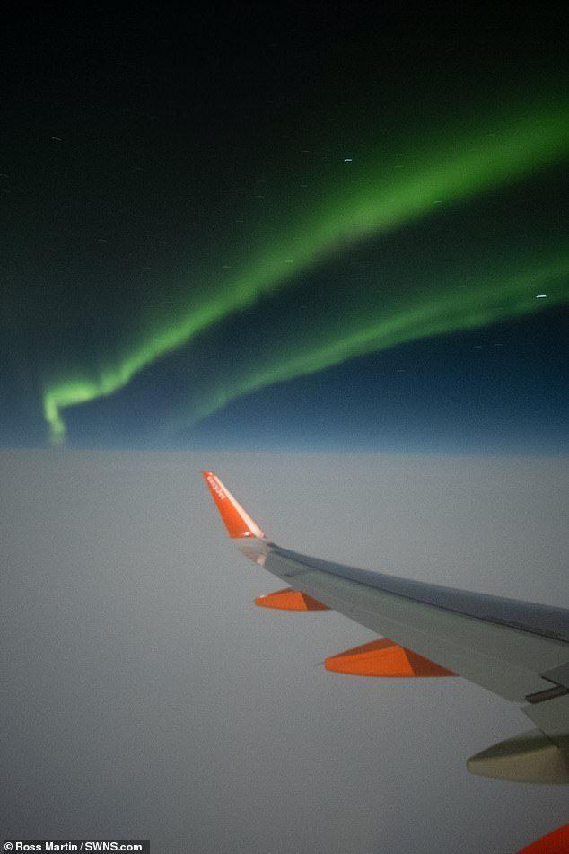 飞行途中偶遇北极光 机长绕圈让所有乘客看难得景象