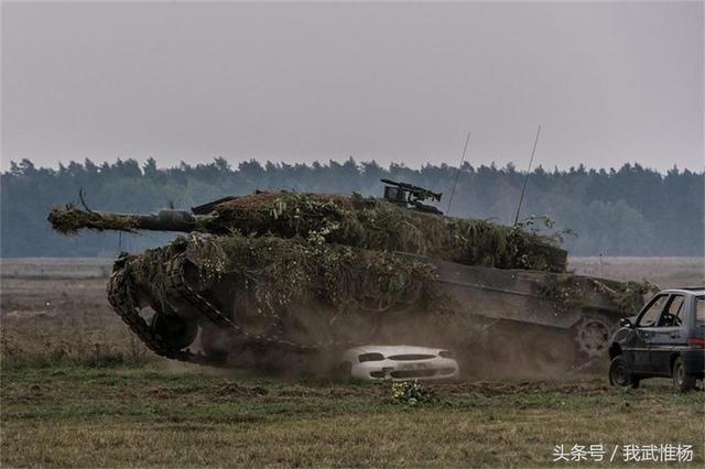 60吨豹2坦克表演碾压小汽车