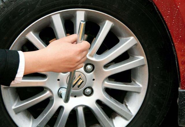 汽车的轮胎螺丝可以反复多次拆装？轮胎螺丝是不是越紧越好？