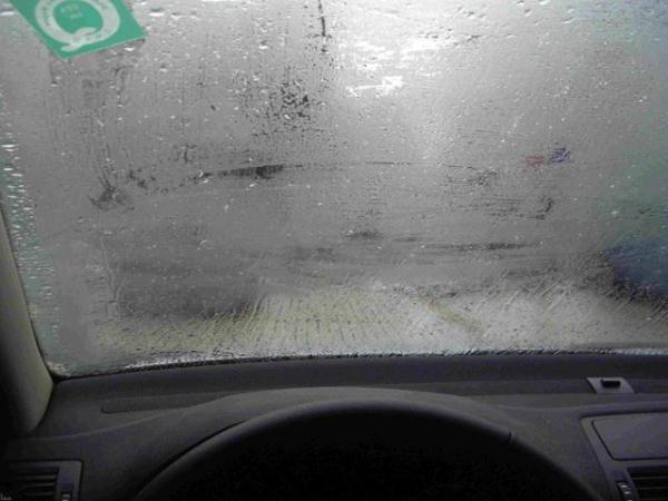 开车车窗起雾很危险，这几种防雾方法很实用，效果值得一试