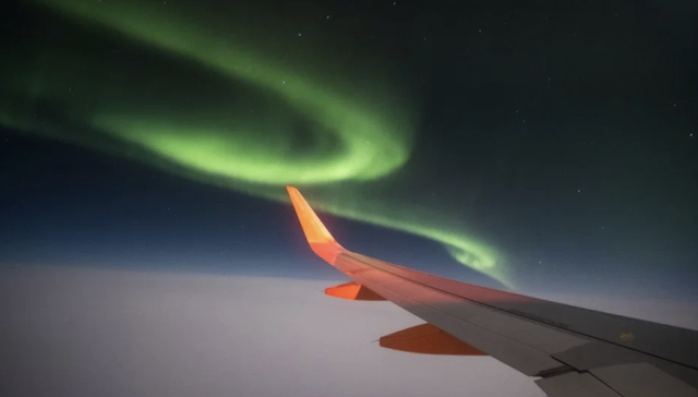 飞行途中偶遇北极光 机长绕圈让所有乘客看难得景象