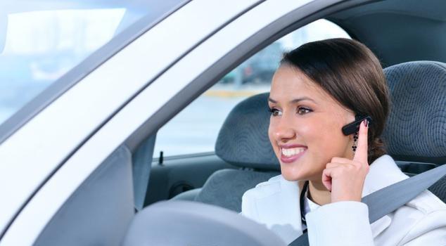 开车用手机接打电话会影响安全，传授你2个方法，开车通话两不误