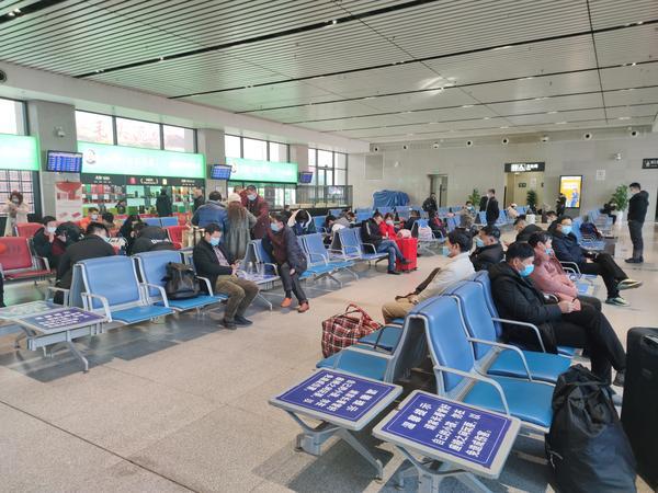 信阳高铁东站人少冷清进站无需排队，汽车站旅客出示健康码或行程卡方可乘车