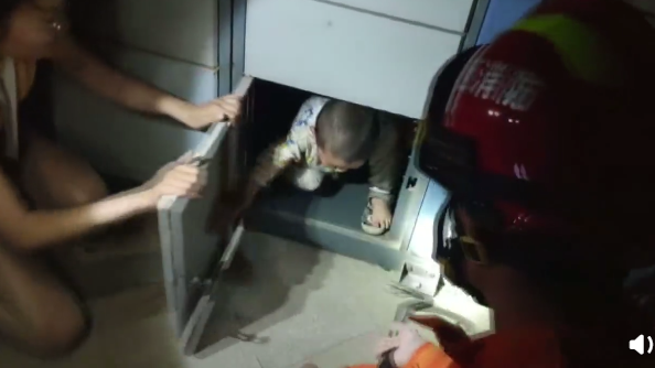 紧急！赣州1岁男孩被锁快递柜 消防用撬棍开门