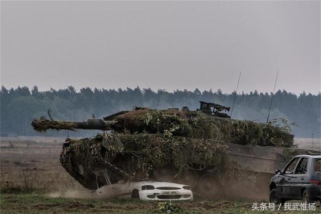 60吨豹2坦克表演碾压小汽车