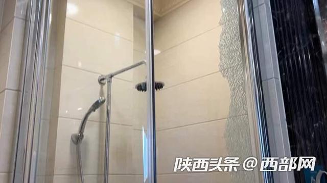 记者帮办丨西咸新区一小区浴室玻璃门发生自爆 物业：已过质保期需自费更换