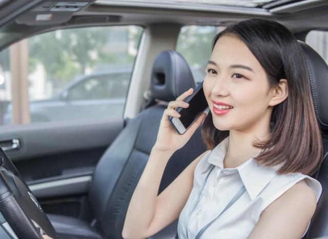 开车用手机接打电话会影响安全，传授你2个方法，开车通话两不误