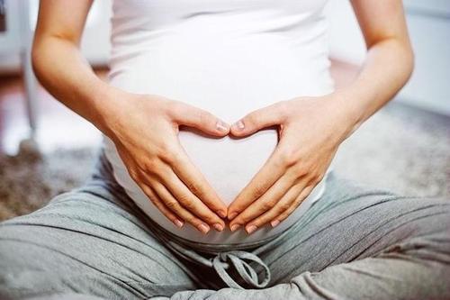 解读胎儿在肚里的各种“拱”，孕妈有这一感觉，多是宝宝在游泳