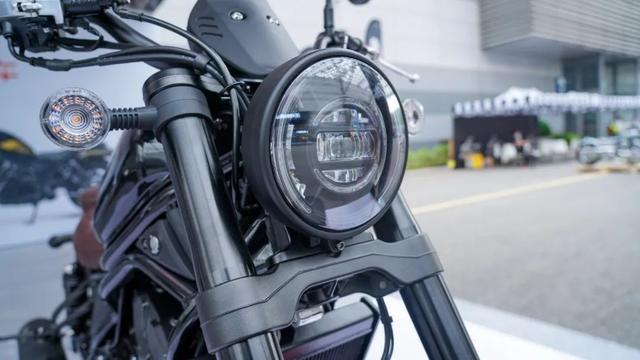 又一匹黑马黑武士CM550亮相摩博会，全车锻造铝件主流配置