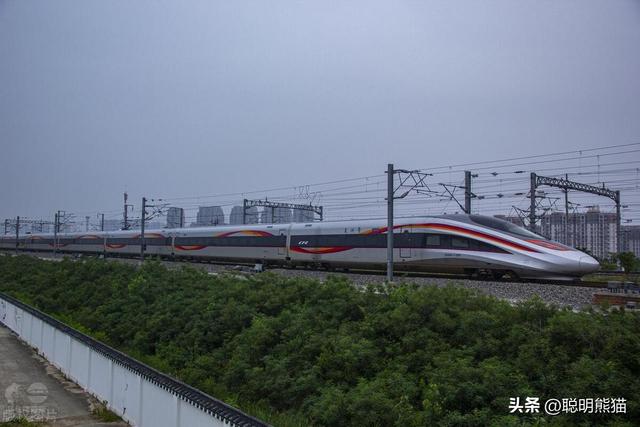 G2941次由成都东开往深圳北，沿重庆、贵阳、肇庆、广州方向行驶