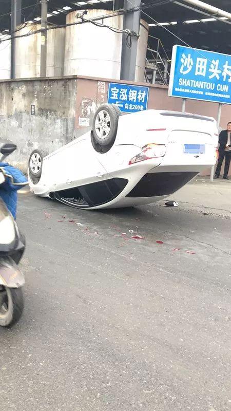 杭州一小轿车翻了个底朝天！监控曝光后，网友惊叹：闪瞎了眼！
