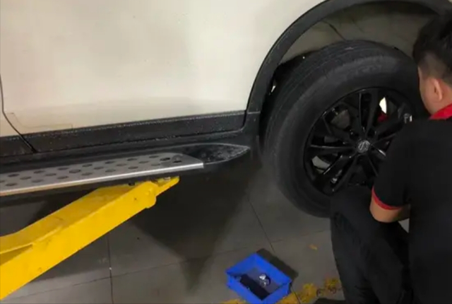 《用车小助手》大众朗逸轮胎如何正确拆装？