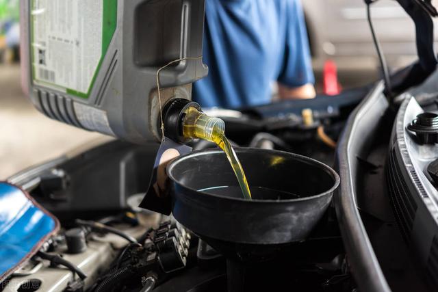 车友使用柴汽通用的机油好不好，柴机油和汽机油有何区别？
