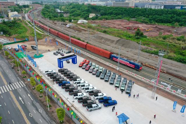（新华全媒+）铁路修到厂门口 长城汽车专列在渝首发