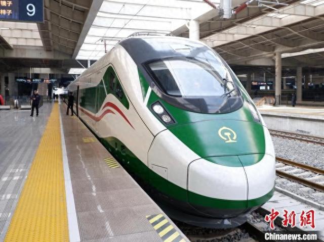陕西首趟CR200J1-C型“复兴号”动车组列车开行 旅客出行更便捷