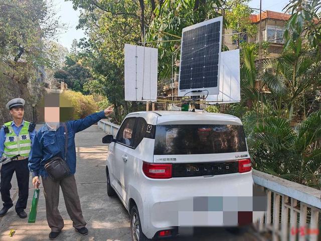奇特一幕！为增加新能源汽车续航，男子在车顶装太阳能板“大风车
