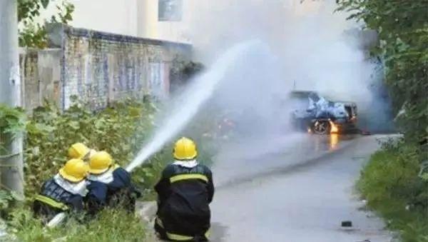 锦州一“油改气”轿车路中起火！汽车被烧成一堆废铁