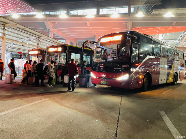 番禺区组织80辆应急运力、680辆出租车 确保广州南站凌晨到站旅客有车坐，走得了